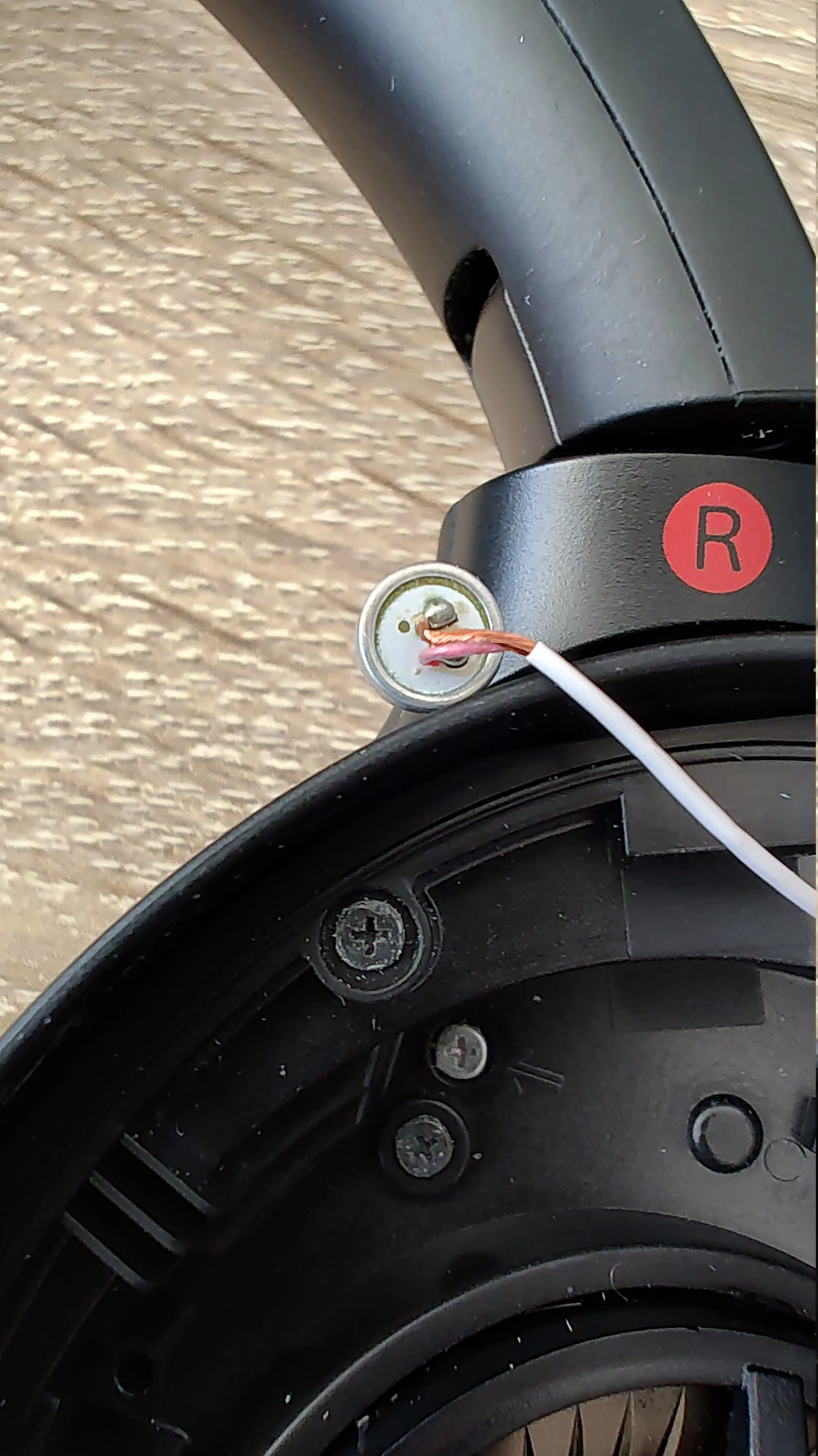 Prispájkovaný ANC mikrofón na slúchadlách Sony